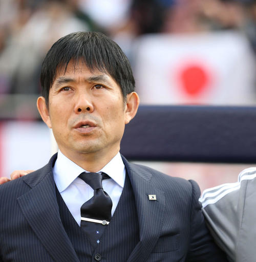 U－22日本対U－22コロンビア　試合前、君が代を歌う森保監督（撮影・河野匠）