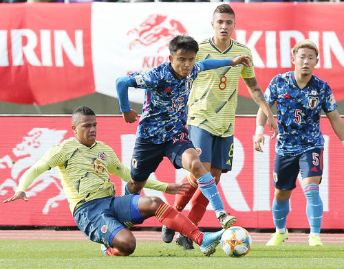 U－22日本対U－22コロンビア　前半、アルバラド（左）のタックルをかわして攻め上がる久保（左から2人目）（撮影・河野匠）