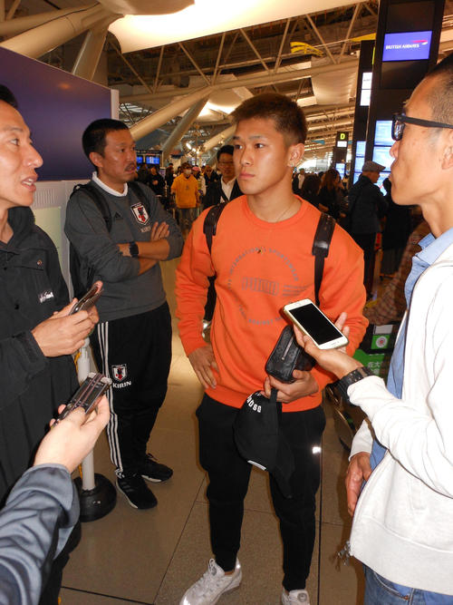 U－22日本代表の試合から一夜明けて英国へ出発する食野亮太郎（撮影・横田和幸）