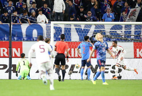 日本対ベネズエラ 前半、ロンドンにハットトリックを許した日本(撮影・河野匠)