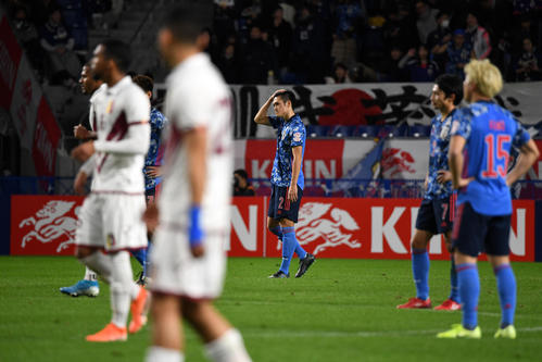 日本対ベネズエラ　前半、失点し遠方を見つめる山口（撮影・横山健太）