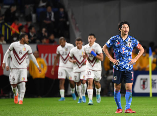 日本対ベネズエラ　前半、サロモン・ロンドン（左）にハットトリックを決められ肩を落とす柴崎（撮影・横山健太）