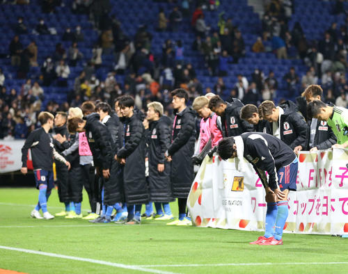 日本対ベネズエラ　試合後、スタンドに向かって一礼する柴崎（右手前）らイレブン（撮影・河野匠）