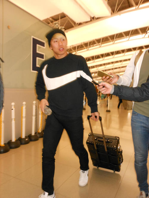 ベネズエラ戦から一夜明けて出国する日本代表FW浅野拓磨（撮影・横田和幸）