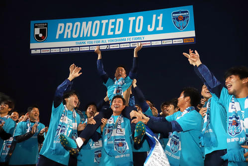 横浜FC対愛媛　試合後のセレモニーを終えJ1昇格のボードを持つ北爪（上）を肩車するカズ（撮影・垰建太）