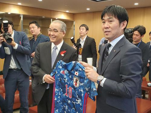長崎県の中村法道知事（左）を表敬訪問して名前入りのユニホームを贈呈した日本代表の森保監督