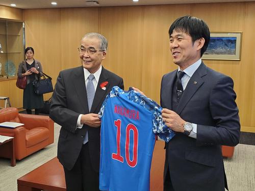 中村長崎県知事（左）を表敬訪問して名前入りのユニホームを贈呈する日本代表の森保一監督