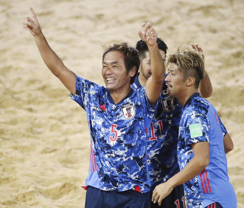 得点に喜ぶ田畑（左）（FIFA提供・ゲッティ＝共同）