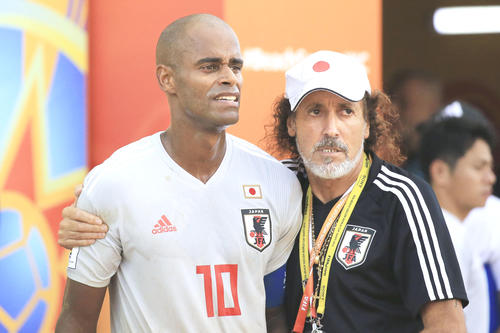 ビーチサッカーW杯の3位決定戦でロシアに敗れ、悔しがる茂怜羅（左）の肩を抱く日本のラモス監督（共同）