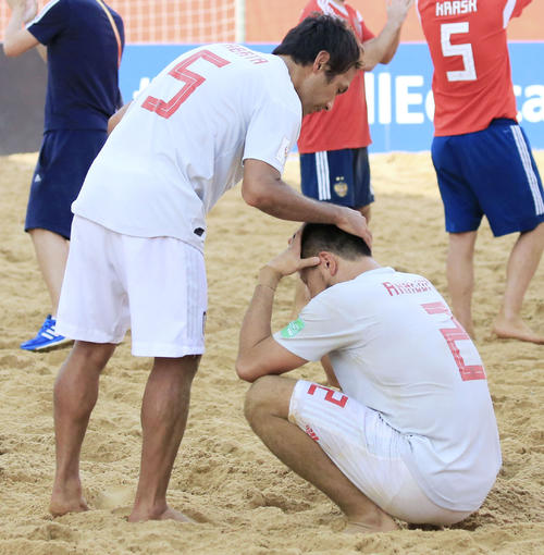 ビーチサッカーW杯の3位決定戦でロシアに敗れ、悔しがる赤熊（右）を慰める田畑（共同）