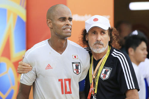 ビーチサッカーW杯の3位決定戦でロシアに敗れ、悔しがる茂怜羅（左）の肩を抱く日本のラモス監督（長野記子氏撮影＝共同）