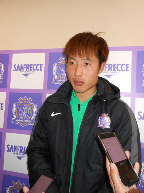 練習後、取材に応じる広島GK大迫敬介（撮影・横田和幸）