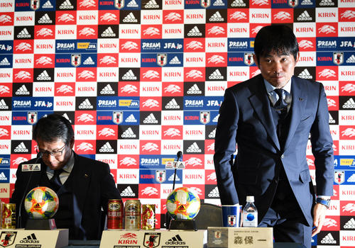 会見の席につく森保監督（右）。左は関塚技術委員長（撮影・横山健太）