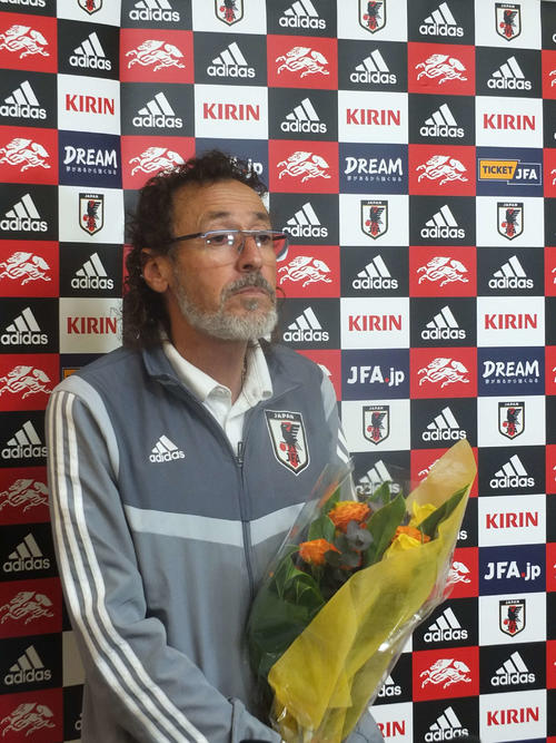 W杯で4位の好成績を収めて帰国したビーチサッカー日本代表のラモス監督