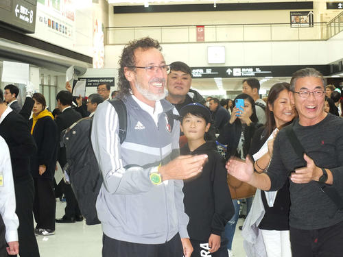W杯で4位の好成績を収めて帰国したビーチサッカー日本代表のラモス監督