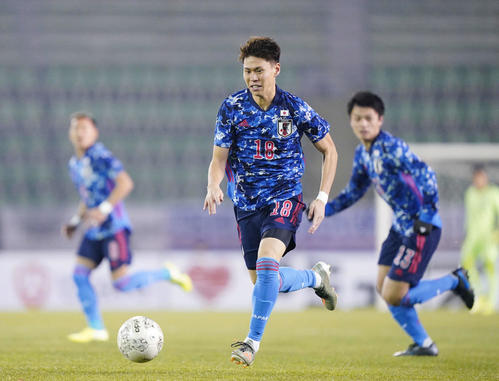 東アジアE－1選手権　前半、ドリブルで攻め上がる橋本拳人（中央）（撮影・加藤諒）