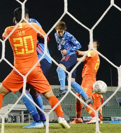 日本対中国　後半、CKをヘディングで合わせ、チーム2点目のゴールを決める三浦（撮影・加藤諒）