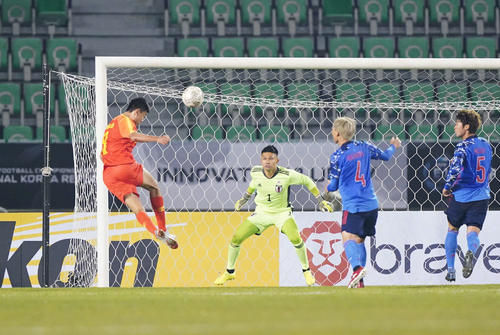 東アジアE－1選手権　日本対中国　後半、シュエシェン＜9＞にヘディングゴールを決められるGK中村（撮影・加藤諒）