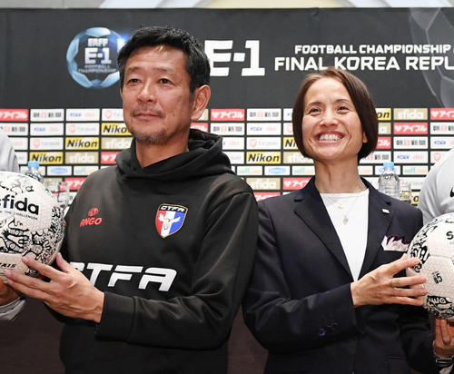 会見を終えて記念撮影を行う、台湾代表の越後監督（左）、なでしこジャパンの高倉監督（撮影・加藤諒）
