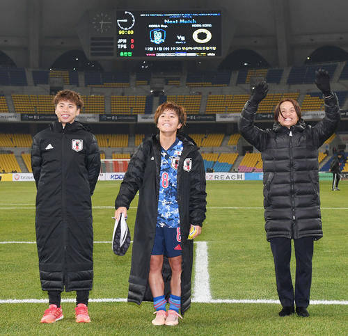 東アジアE－1選手権　日本対台湾　9対0と快勝し、スタジアムに駆けつけたサポーターにあいさつをする、左から田中、岩渕、高倉監督（撮影・加藤諒）