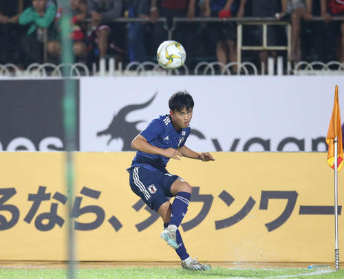 サッカーW杯アジア2次予選　日本対ミャンマー　コーナーキックを蹴るMF久保建英（19年9月9日撮影）