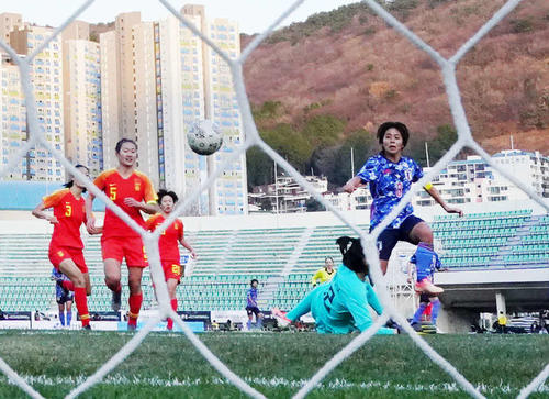 東アジアE－1選手権　中国対日本　前半、岩渕真奈は2点目のゴールを決める（撮影・加藤諒）