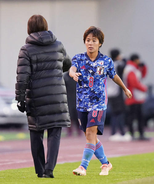 東アジアE－1選手権　中国対日本　後半、岩渕は田中と交代し、高倉監督に握手で迎えられる（撮影・加藤諒）