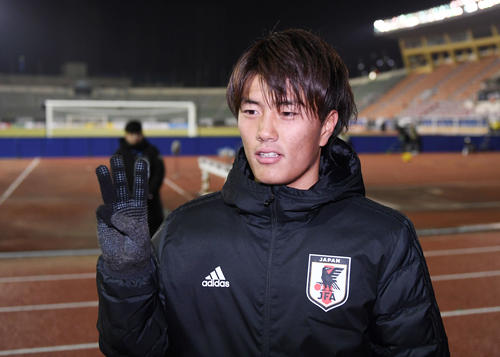 ハットトリックを達成した小川は、試合終了後に3本指を立ててポーズをとる（撮影・加藤諒）