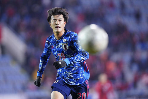 東アジアE－1選手権　日本対香港　後半、ライン際までボールを追いかける小川（撮影・加藤諒）