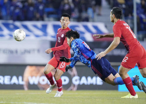 東アジアE－1選手権　日本対香港　後半、ダイビングヘッドでゴールを狙う上田（撮影・加藤諒）