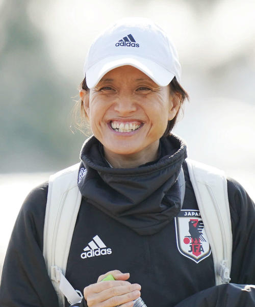 韓国戦の前日練習を終え、笑顔でグラウンドを後にするなでしこジャパンの高倉監督（撮影・加藤諒）