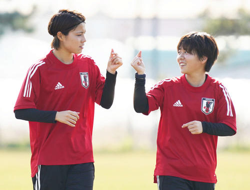 ランニング中、手でハートマークを作って笑顔を見せるなでしこジャパンの籾木（右）と池尻（撮影・加藤諒）