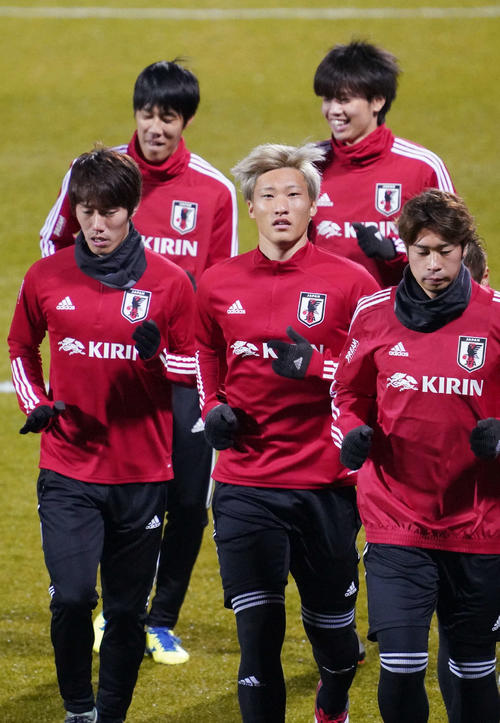 練習冒頭、ランニングをする日本代表の、前列左から遠藤、畠中、三浦。後方左から田中駿、田中碧（撮影・加藤諒）