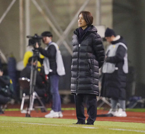 高倉麻子監督は試合を見守る（撮影・加藤諒）