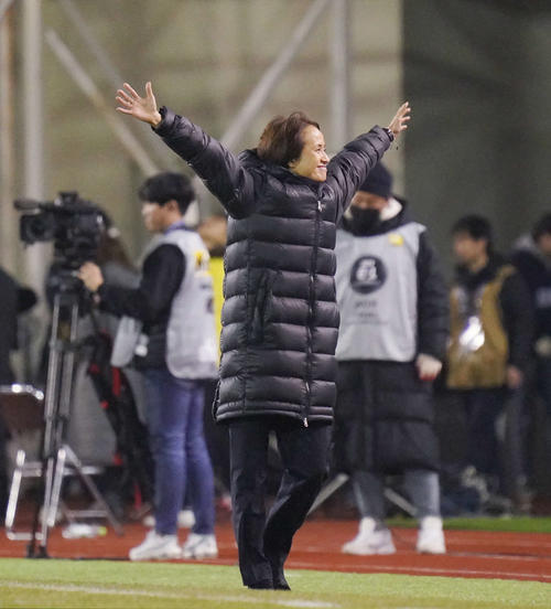 バンザイする高倉監督（撮影・加藤諒）