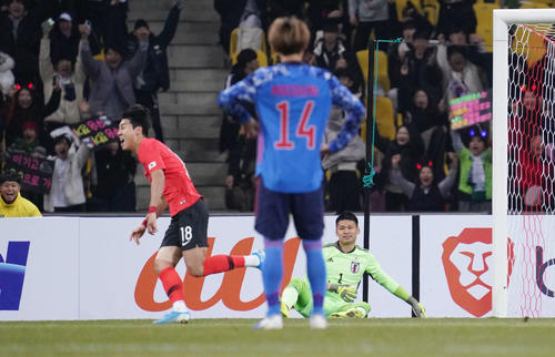 日本対韓国　前半、先制ゴールを決められて肩を落とすGK中村（右奥）（撮影・加藤諒）