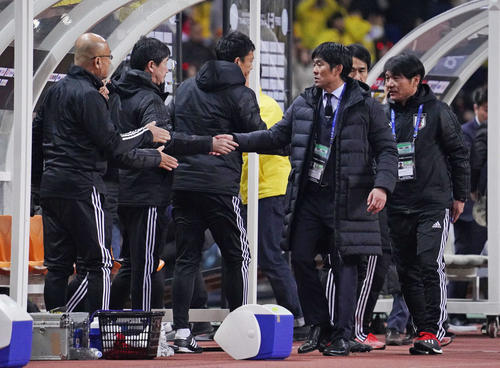 東アジアE－1選手権　韓国対日本　韓国に敗れて優勝を逃し、コーチ陣と握手を位する日本代表の森保一監督（撮影・加藤諒）