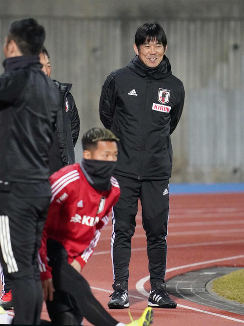 練習開始前、笑顔を見せる日本代表の森保監督（19年12月16日撮影）