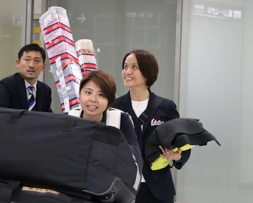 笑顔で成田空港に帰国した、なでしこジャパンの高倉麻子監督（中央）。手前はMF三浦成美（撮影・杉山理紗）