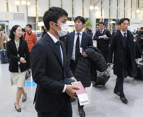 釜山の金海国際空港を出発する日本代表の大島僚太（手前）と森保一監督（中央）（撮影・加藤諒）