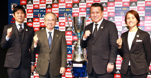 笑顔でガッツポーズする、左から日本代表森保監督、キリン磯崎功典社長、日本サッカー協会田嶋会長、なでしこジャパン高倉監督（撮影・中島郁夫）