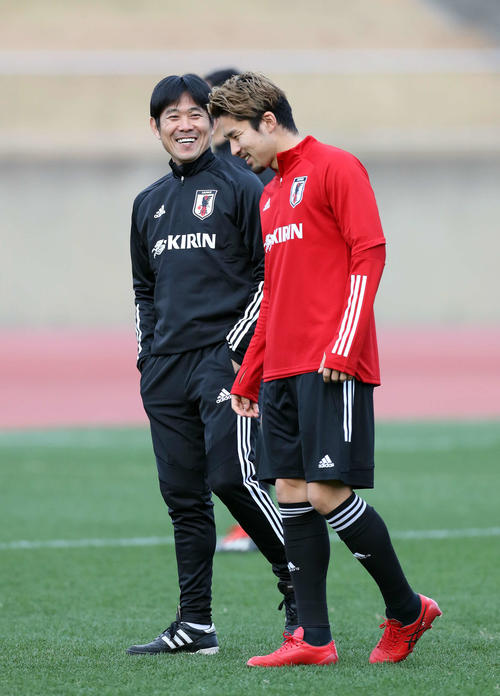 練習前、中山（右）と談笑する森保監督（撮影・河野匠）
