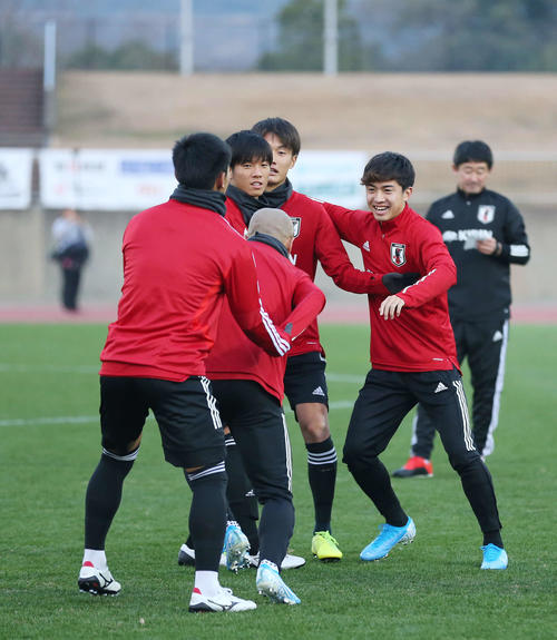 練習中、笑顔を見せる安部（右）（撮影・河野匠）