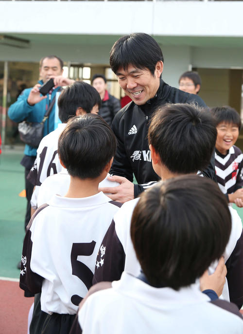 長崎の子どもたちと笑顔でふれ合う森保監督（右後方）（撮影・河野匠）