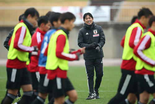 午前中の練習でランニングするイレブンを笑顔で見つめる森保監督（撮影・河野匠）