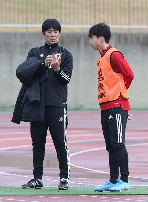 午前中の練習を終えた安部（右）は森保監督から声を掛けられる（撮影・河野匠）