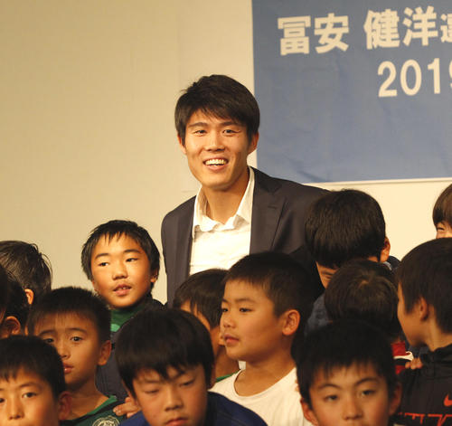 トークショーで小学生との記念撮影に収まるボローニャDF冨安健洋（撮影・菊川光一）