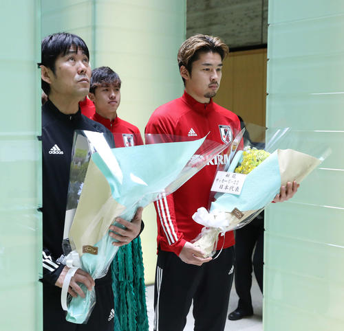 長崎原爆死没者追悼平和祈念館で献花を行った森保監督（左）と中山（撮影・河野匠）