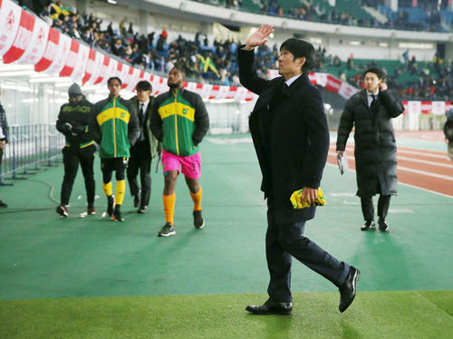 U－22日本対U－22ジャマイカ　U－22ジャマイカ代表に大勝し、声援に応えながら引き揚げる森保監督（撮影・河野匠）