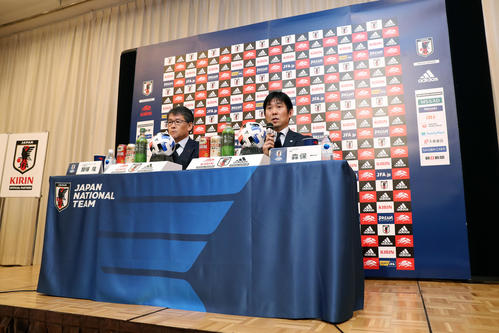 U－23アジア選手権タイ2020に臨むU－23日本代表メンバーの発表会見を行う森保監督（右）。左は関塚技術委員長（撮影・前田充）